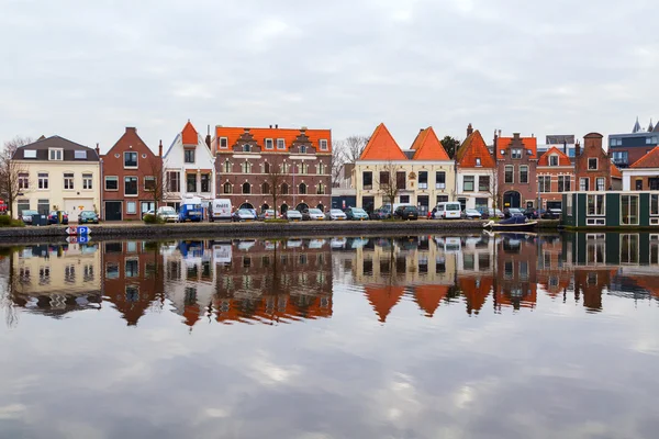 Pintoresco paisaje con hermosas casas tradicionales de reflexión en el canal, Haarlem, Holanda — Foto de Stock