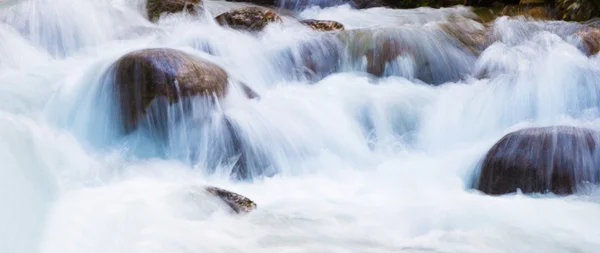 Fechar de uma cachoeira durante o alto fluxo de água — Fotografia de Stock