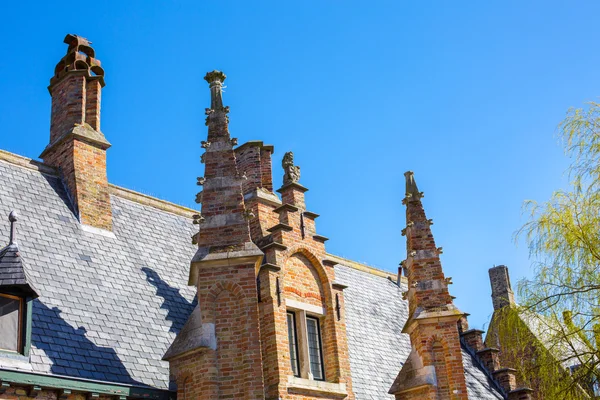 Részletek a hagyományos középkori ház külső ellen kék ég Brugge, Belguim — Stock Fotó