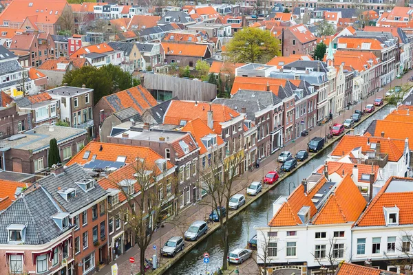 Luchtfoto panoramisch uitzicht van de straat met huizen in Delft, Nederland — Stockfoto