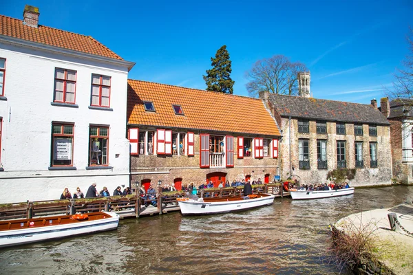 Живописный городской пейзаж со средневековыми домами, лодкой и каналом в Брюгге, Бельгия — стоковое фото