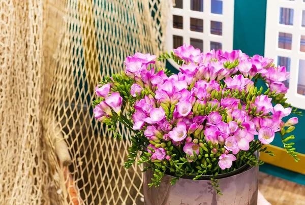 ピンクのアルストロメリアの背景の鮮やかな花の花束 — ストック写真