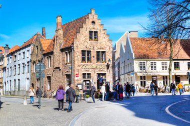 Cadde görünümü ile Ortaçağ geleneksel evler, Brugge, Belguim insanlarda