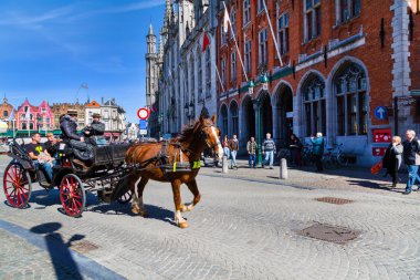 Fiaker turist Grote Markt Meydanı, Bruges, Belçika