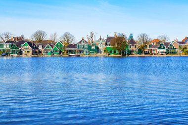 Satır eski Hollanda geleneksel evler Zaanse Schans'a ve göl, Hollanda