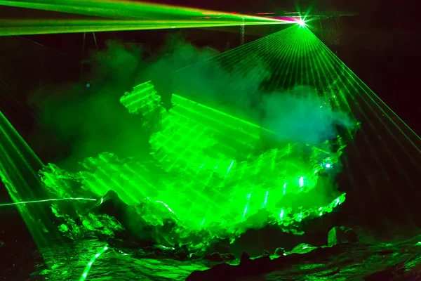 Fondo abstracto con rayos láser verde brillante y humo — Foto de Stock