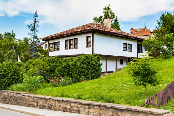 Belogradchik, Bulgarien staden landskap med gamla hus och Gatuvy — Stockfoto