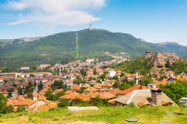 Belogradchik, Bulgaristan kasaba sahne eski ile kırmızı çatılar evler