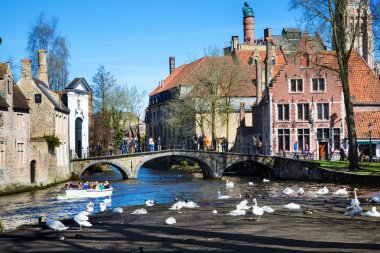 Kanal ve köprü görünümü, Brugge, Belguim girişte St. Elisabeth Kilisesi