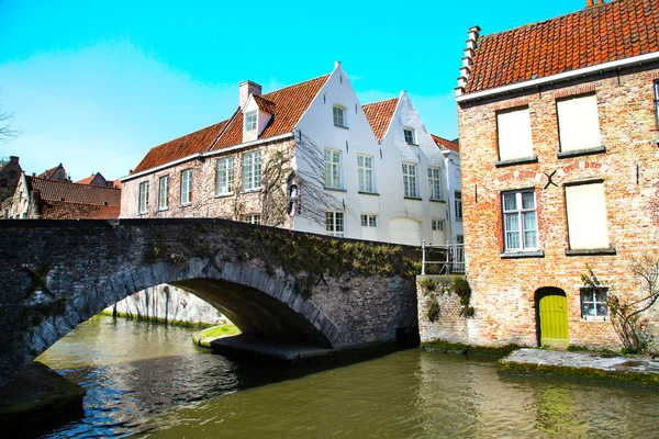 Vista del puente en las coloridas casas tradicionales de Brujas, Belguim — Foto de Stock