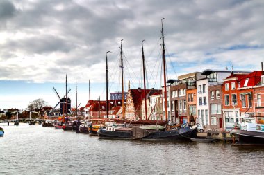 Geleneksel evler, gemiler, Leiden, Hollanda perspektif kanal