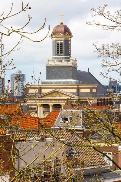 Hartebrugkerk kostel v centru města Leiden, Nizozemsko — Stock fotografie