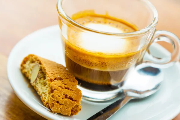 Café Macchiato no copo de vidro e pedaço de bolo — Fotografia de Stock