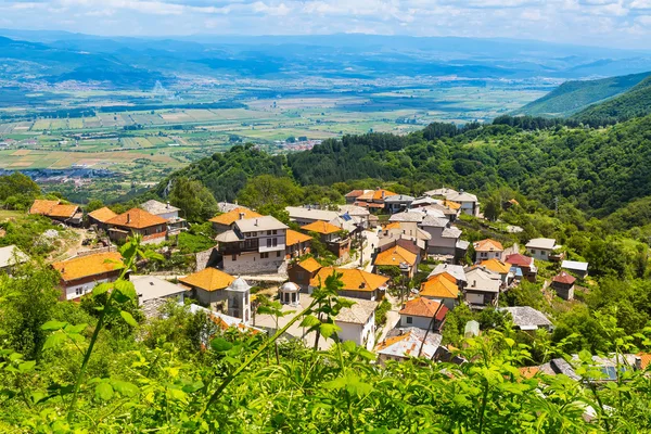 Luchtfoto van dorp Delchevo. Bulgarije, Balkangebergte — Stockfoto