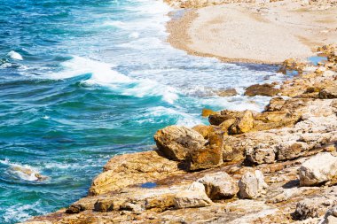 Taş plaj kıyısında dalgaları ile yaz arka plan