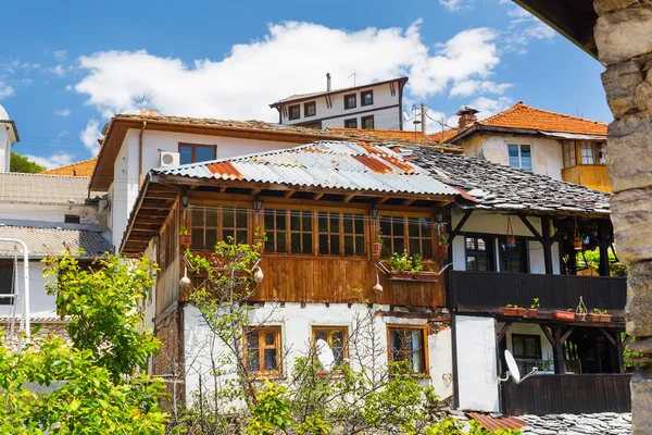 Pohled na domy vesnice Delchevo, Bulharsko, balkánské pohoří — Stock fotografie