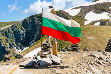 Rila yedi göller, Bulgaristan yakınındaki zirvesinde Bulgaristan bayrağı