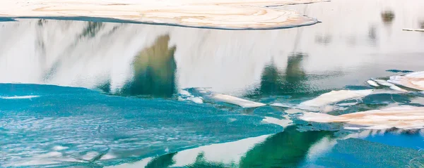 Blocos de gelo de fusão flutuantes no fundo do panorama do lago — Fotografia de Stock