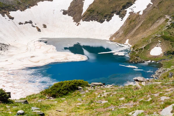 Озеро Окото в горах Рила, Болгария покрыто тающим льдом — стоковое фото