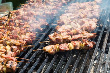 Denilen Shashlyk veya domuz kebap eti ızgarada pişirme işlemi