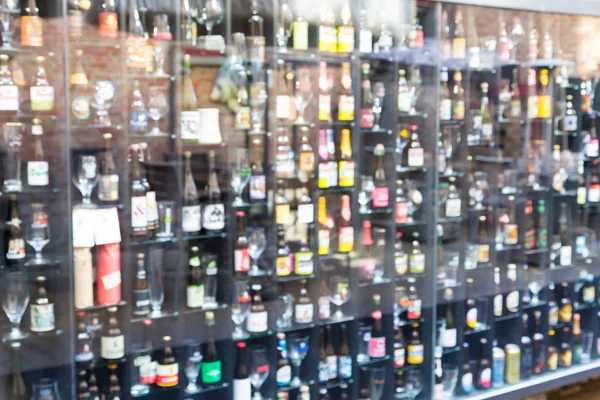 Sör fal Bruges bárban különböző palackok és poharak — Stock Fotó