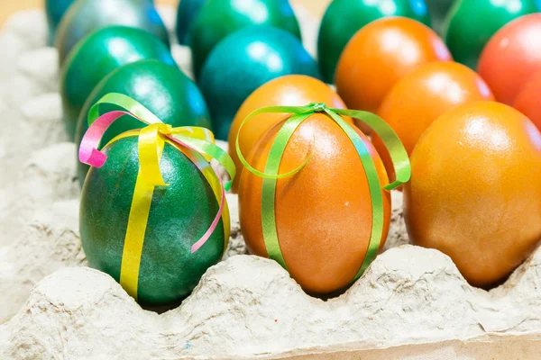 Oeufs de Pâques colorés dans le porte-oeuf — Photo