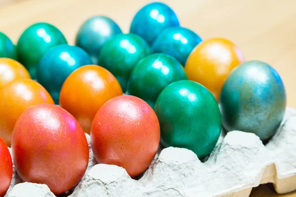 Oeufs de Pâques colorés dans le porte-oeuf — Photo