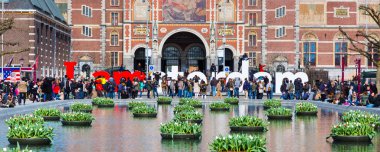 İnsanların önünde yazma, ben amsterdam ' daki Museumplein, Rijksmuseum, Hollanda