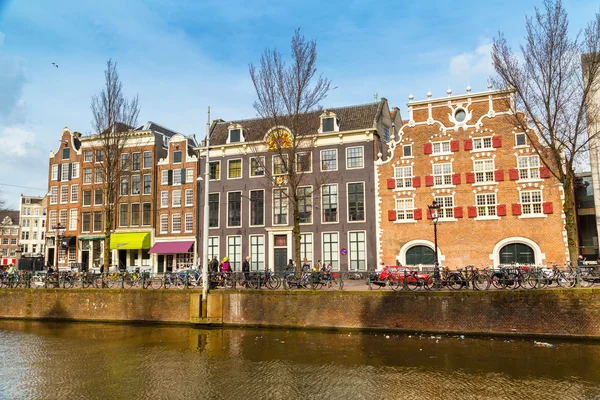 Geleneksel eski evleri, kanal Amsterdam, Hollanda — Stok fotoğraf