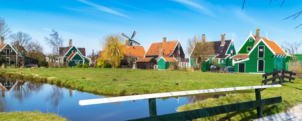 Panorama med väderkvarn i Zaanse Schans, traditionell by, Nederländerna, Noord-Holland — Stockfoto