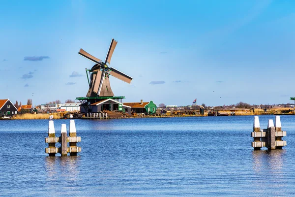 Panorama dei mulini a vento a Zaanse Schans, villaggio tradizionale, Olanda, Olanda Settentrionale — Foto Stock