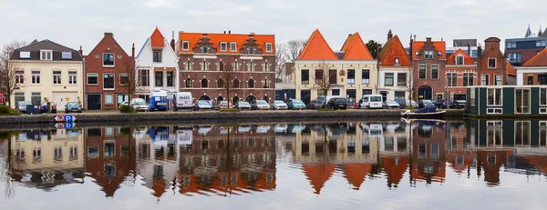 Malerisches panorama mit schönen traditionellen häusern reflektieren in canal, haarlem, holland — Stockfoto