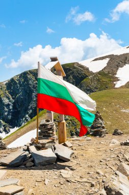Rila yedi göller, Bulgaristan yakınındaki zirvesinde Bulgaristan bayrağı