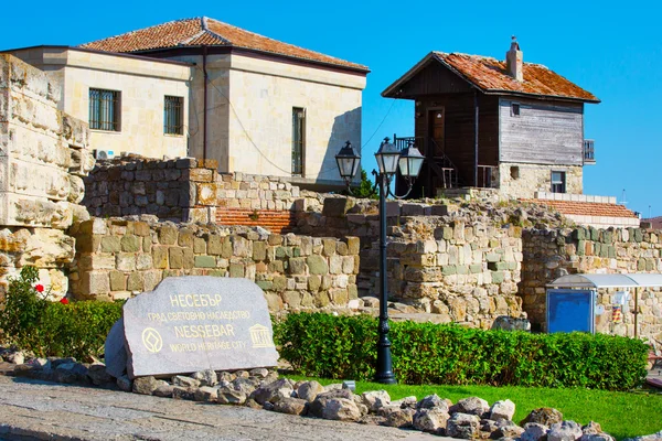 Pedra na entrada da cidade velha Nessebar — Fotografia de Stock