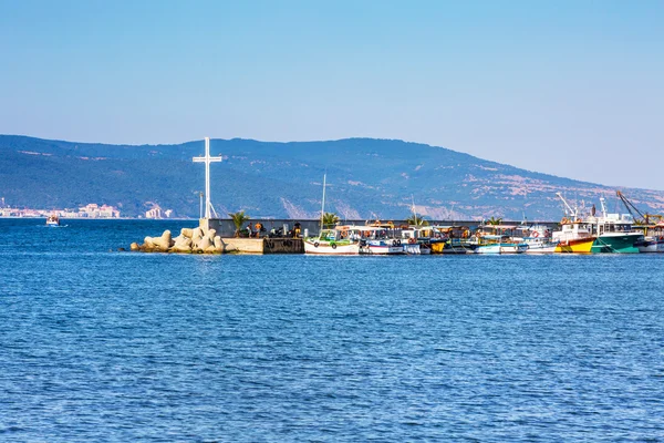 Cross and boats view in Nessebar in Bulgaria — Stock Photo, Image