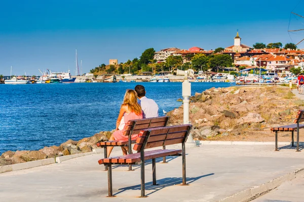 Casal olhando para a cidade velha de Nesebar, na Bulgária, junto ao mar Negro — Fotografia de Stock
