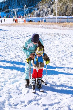 Çocuk annesiyle Bansko, Bulgaristan yamaçta Kayak öğrenme