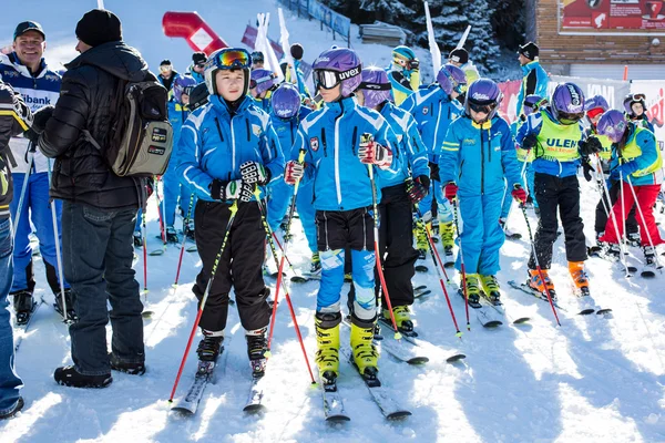 Jonge skiërs op het openen van nieuwe ski seizoen 2015-2016 in Bansko, Bulgarije — Stockfoto