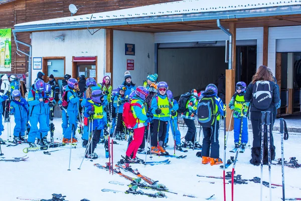 Jonge skiërs voorbereiden om te skiën in Bansko, Bulgarije — Stockfoto