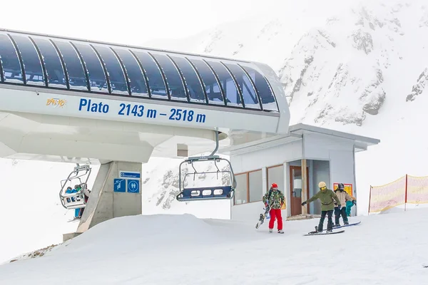 Skigebiet bansko, bulgarischer blick, skifahrer am plato lift — Stockfoto