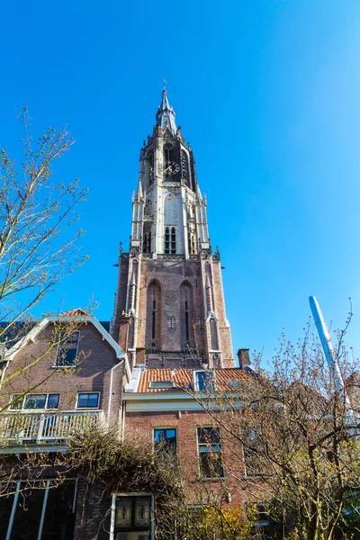 Kleurrijke weergave met nieuwe kerk in Delft, Nederland — Stockfoto