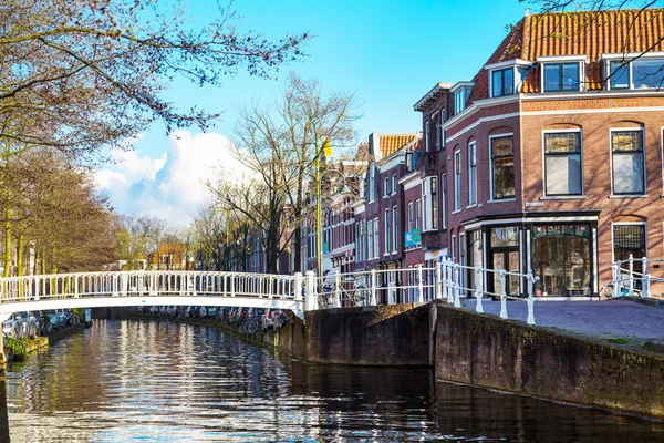 De mening van de kleurrijke straat met huizen en canal in Delft, Nederland — Stockfoto