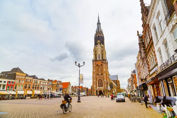 Vista quadrada com a Igreja Nova, pessoas em Delft, Holanda — Fotografia de Stock