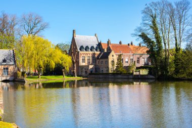 Bahar sabahı Bruges, Belçika, Lake of Love, Minnewater, ortaçağ evleri