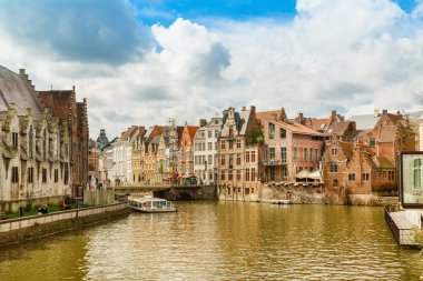 Kanal ve tekne Ghent, Belçika boyunca eski evleri