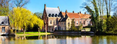 Bahar sabahı Bruges, Belçika, Lake of Love, Minnewater, ortaçağ evleri