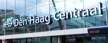 Lahey'deki, Merkez İstasyonu cephe tabelaya yakın çekim Den Haag yazı