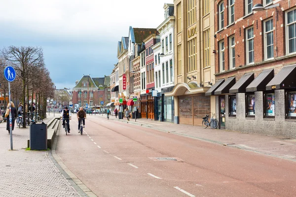 Street view y personas montando en bicicleta en Leiden, Países Bajos — Foto de Stock