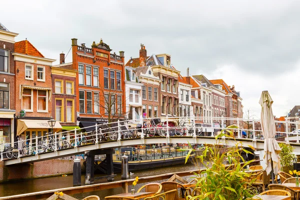 Traditionele huizen en brug in het centrum van Leiden, Nederland — Stockfoto