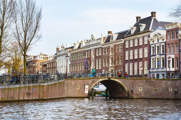 Traditionele oude huizen, kanaal en brug in Amsterdam, Nederland — Stockfoto